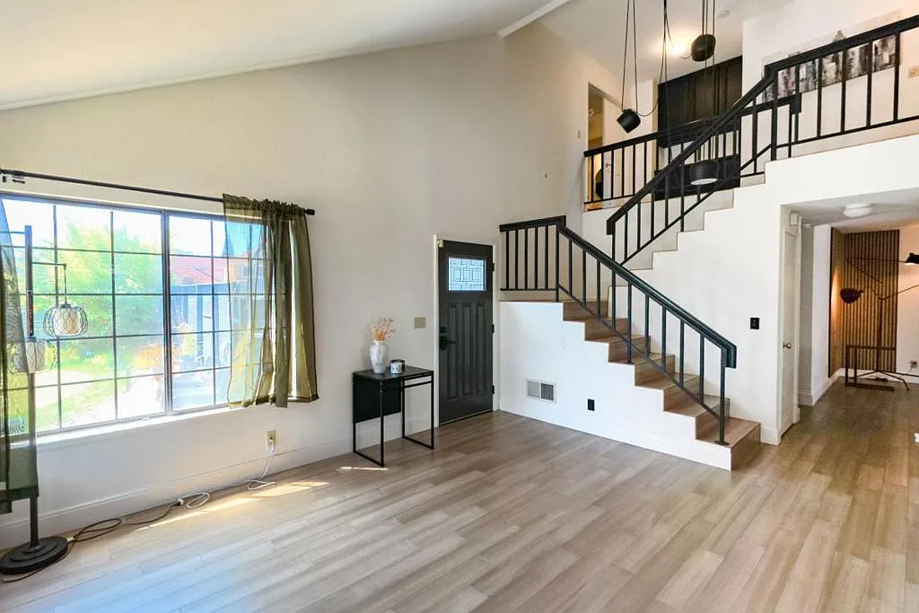 4 bed, 2.5 bath, 2121 sqft, $4,900 — Photo 4