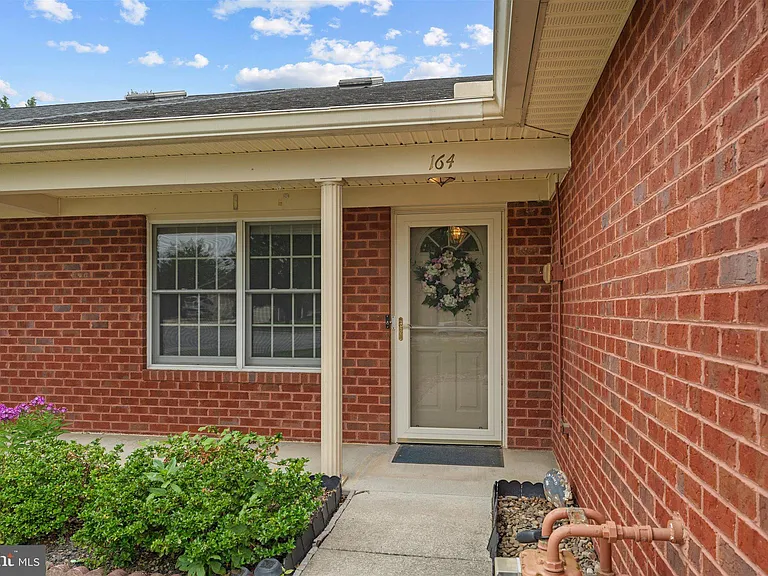 164 Chantilly Ct — Photo 4