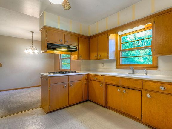 2nd image of 640 Manor Dr NE
