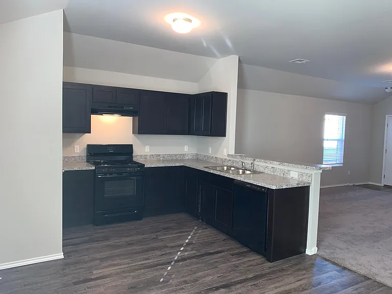 2932 Russell Rd — Photo 5