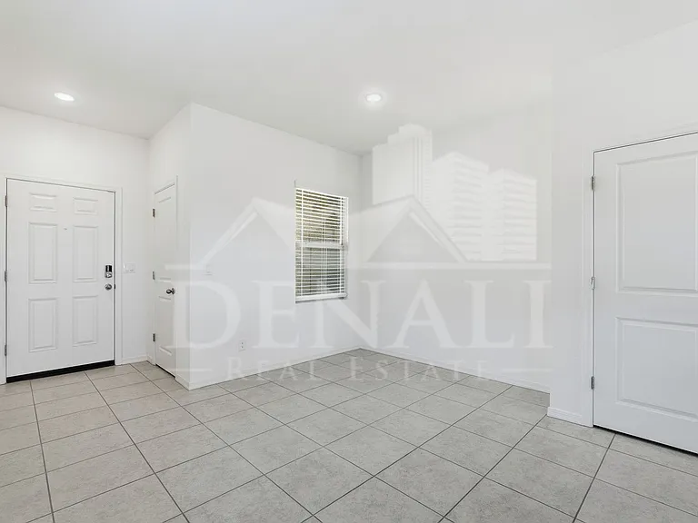 10941 N 165th Ave — Photo 3