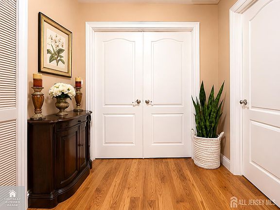 4th image of 402 Thomas St