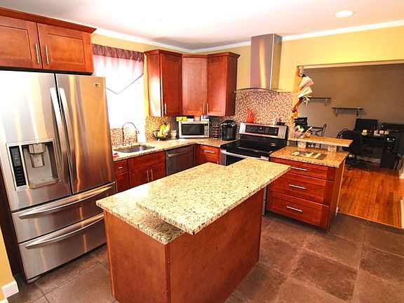 2nd image of 15 Beverly Ct