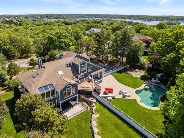 8 Schooner Rdg, Gloucester, MA 01930