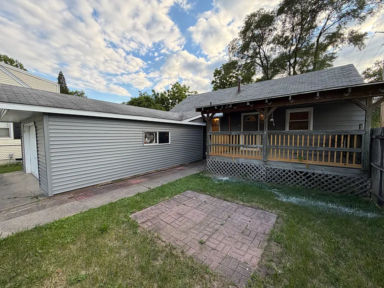 2422 Tippecanoe St — Photo 2