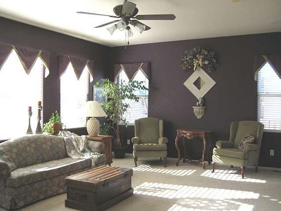 Bright and open living room w/gas fireplace