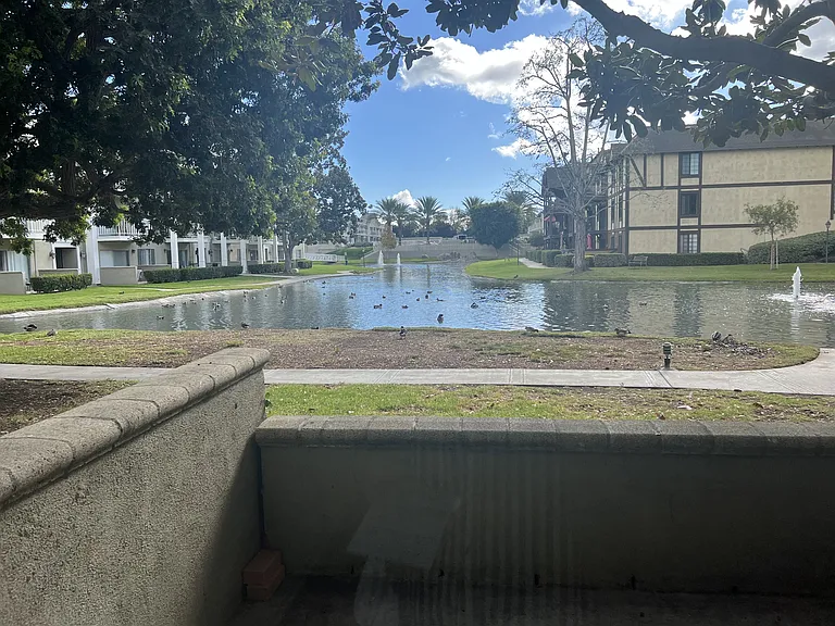 Versailles on the Lake Apartments — Photo 122