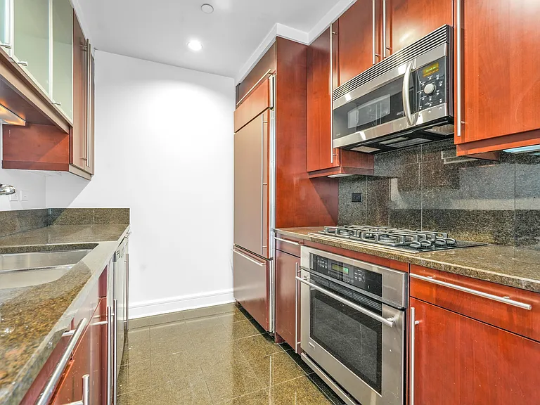 240 Riverside Blvd #80 — Photo 6