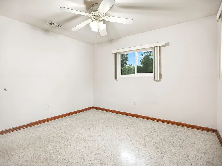 1820 NW 10th St — Photo 50