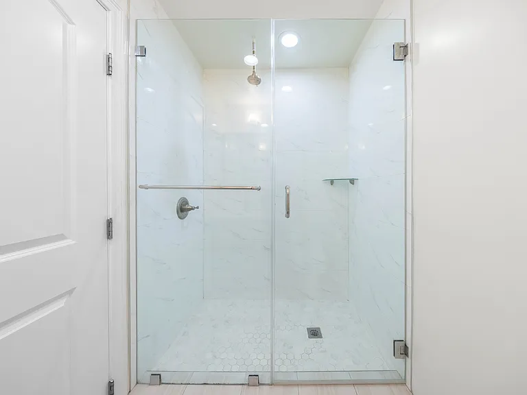 570 W Stocker St #216 — Photo 9