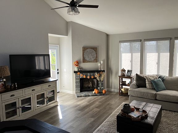 Living room, view 2