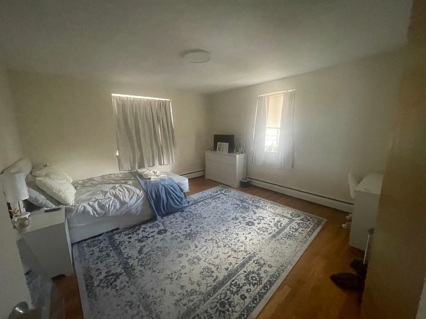 Free Month & No Fee Stunning Top Floor Sunny 2 Bed Near Bu And Across From T Stop And Supermarket — Photo 3