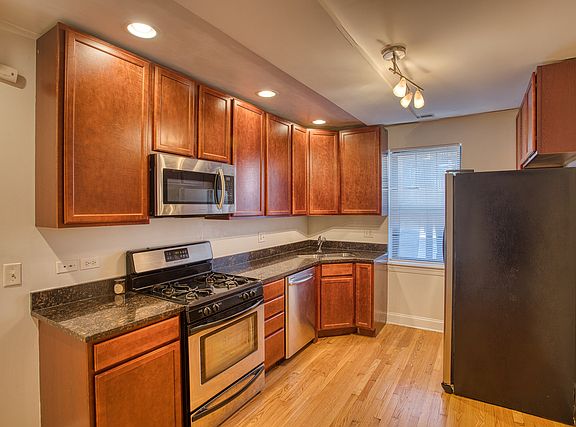 3rd image of 7520 N Winchester Ave