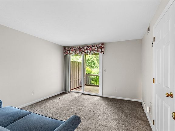 4th image of 9 Pleasant Park Ave #2I