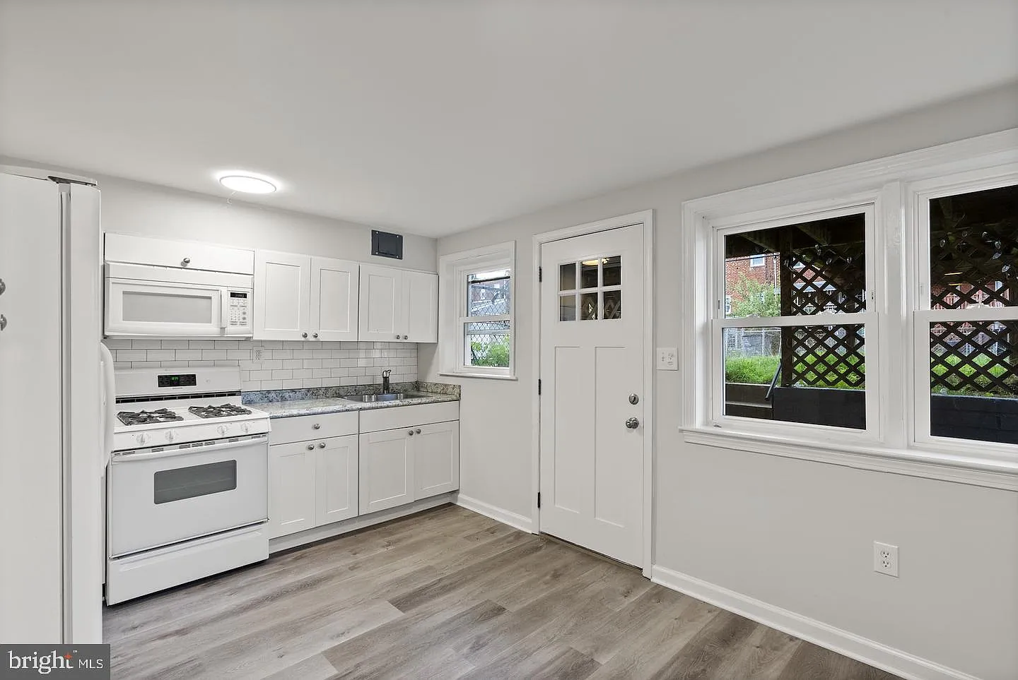3 bed, 1.0 bath, 1048 sqft, $2,200 — Photo 4