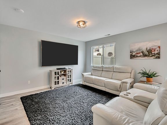 4th image of 1821 E Whitetail Way