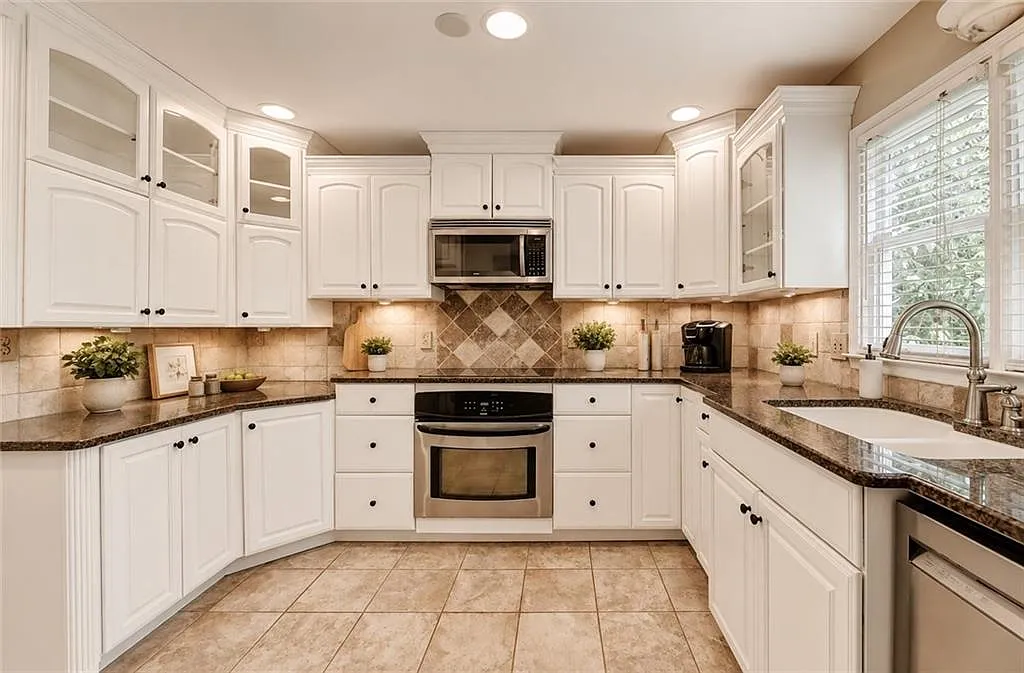 3 bed, 2.5 bath, 2292 sqft, $2,735 — Photo 2