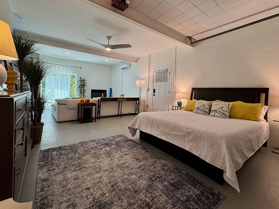 Contemporary Studio w/ King Size Bed! Cedar King Bed Frame & Dresser!