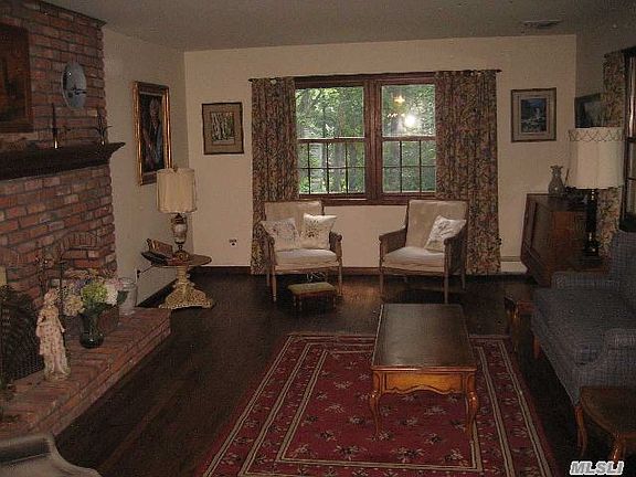 2nd image of 9 Woodhull Cove Ln