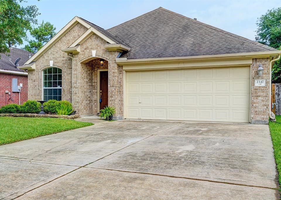 Plantation home located in sought after Spring Trails close to pools, parks, and excellent Conroe schools.