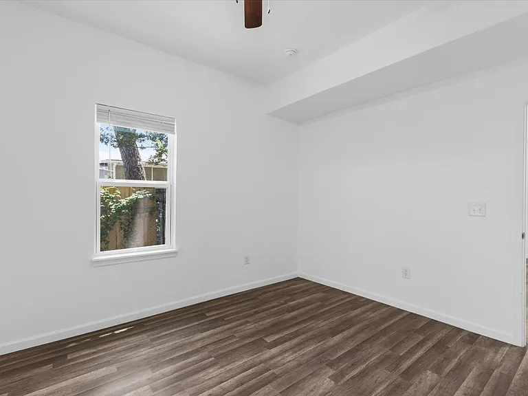 1215 E 12th St — Photo 21