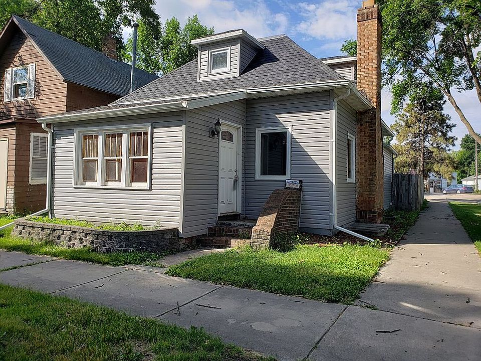 Front view & 3 season porch