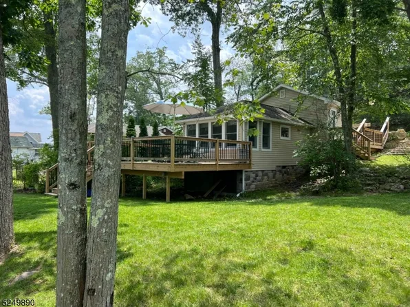 4 Hilltop Rd, Hopatcong Boro, NJ 07821