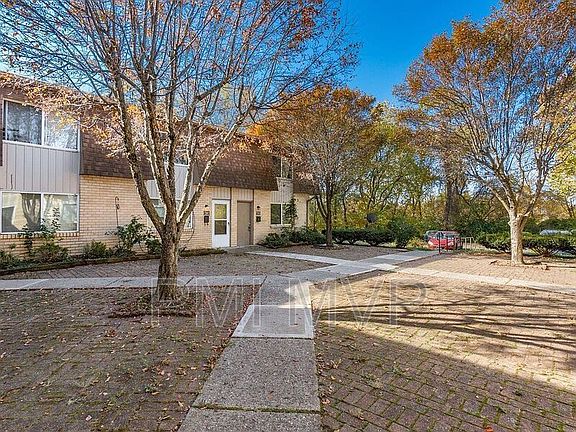 3rd image of 7274 Broadwyn Dr