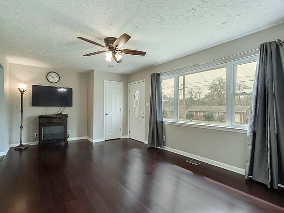 5th image of 519 Goldfinch Ave