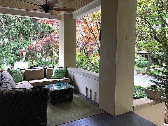 Spacious/private front porch