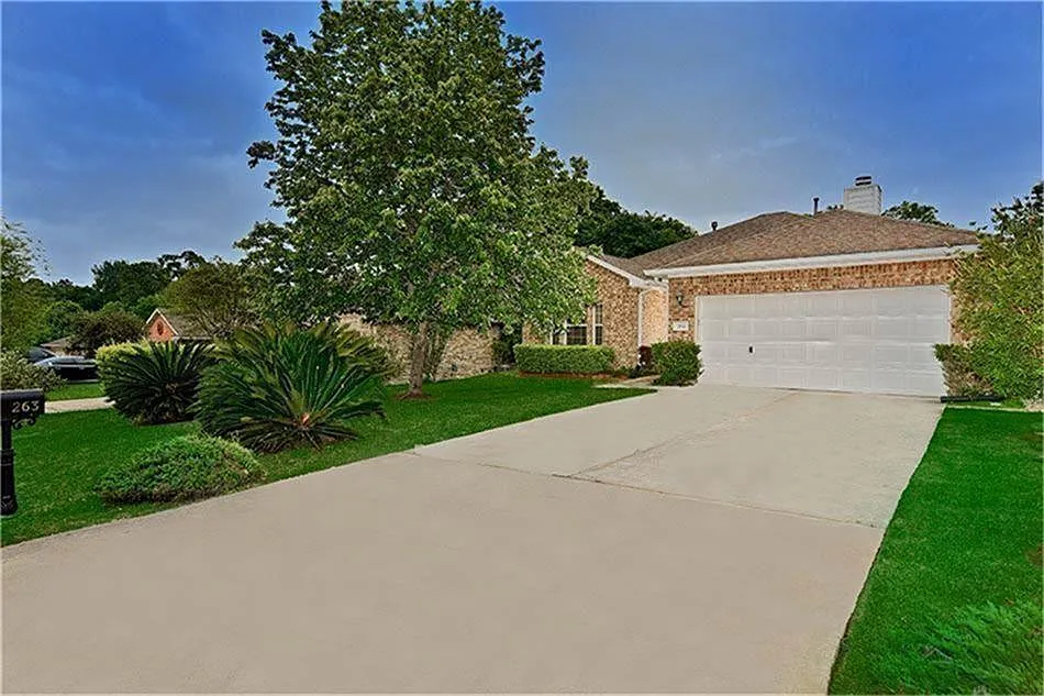 3 bed, 2.0 bath, 1347 sqft, $2,000 — Photo 2