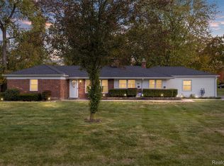 31220 Sheridan Dr, Beverly Hills, MI 48025