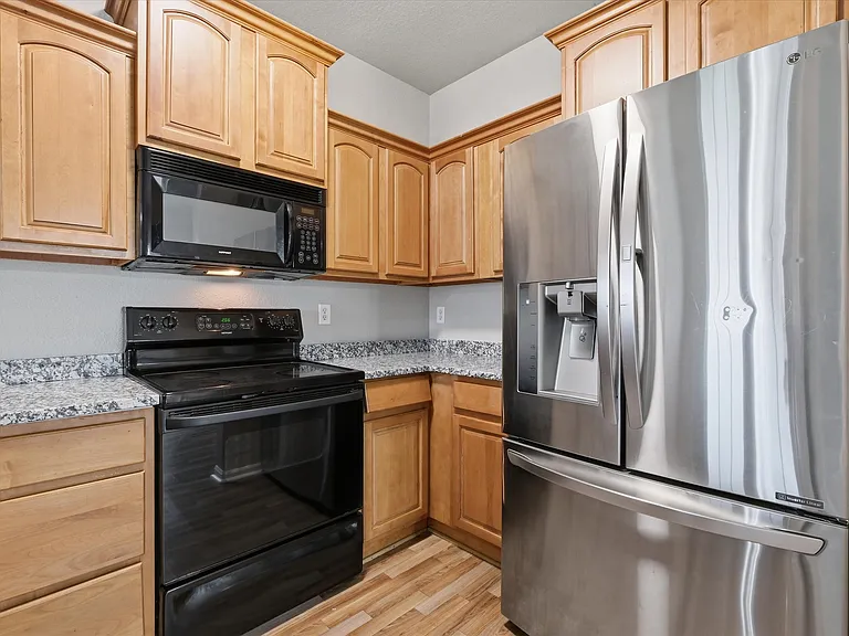 10341 Parkview Ave — Photo 2