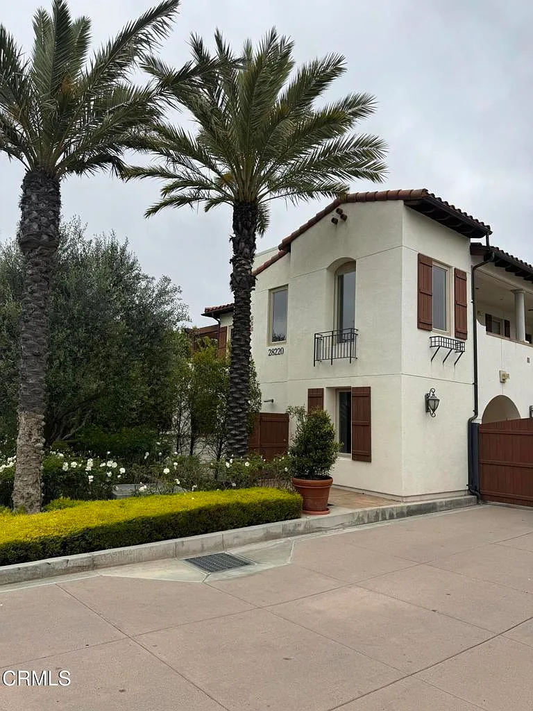 2 bed, 2.0 bath, 1060 sqft, $3,700 — Photo 1