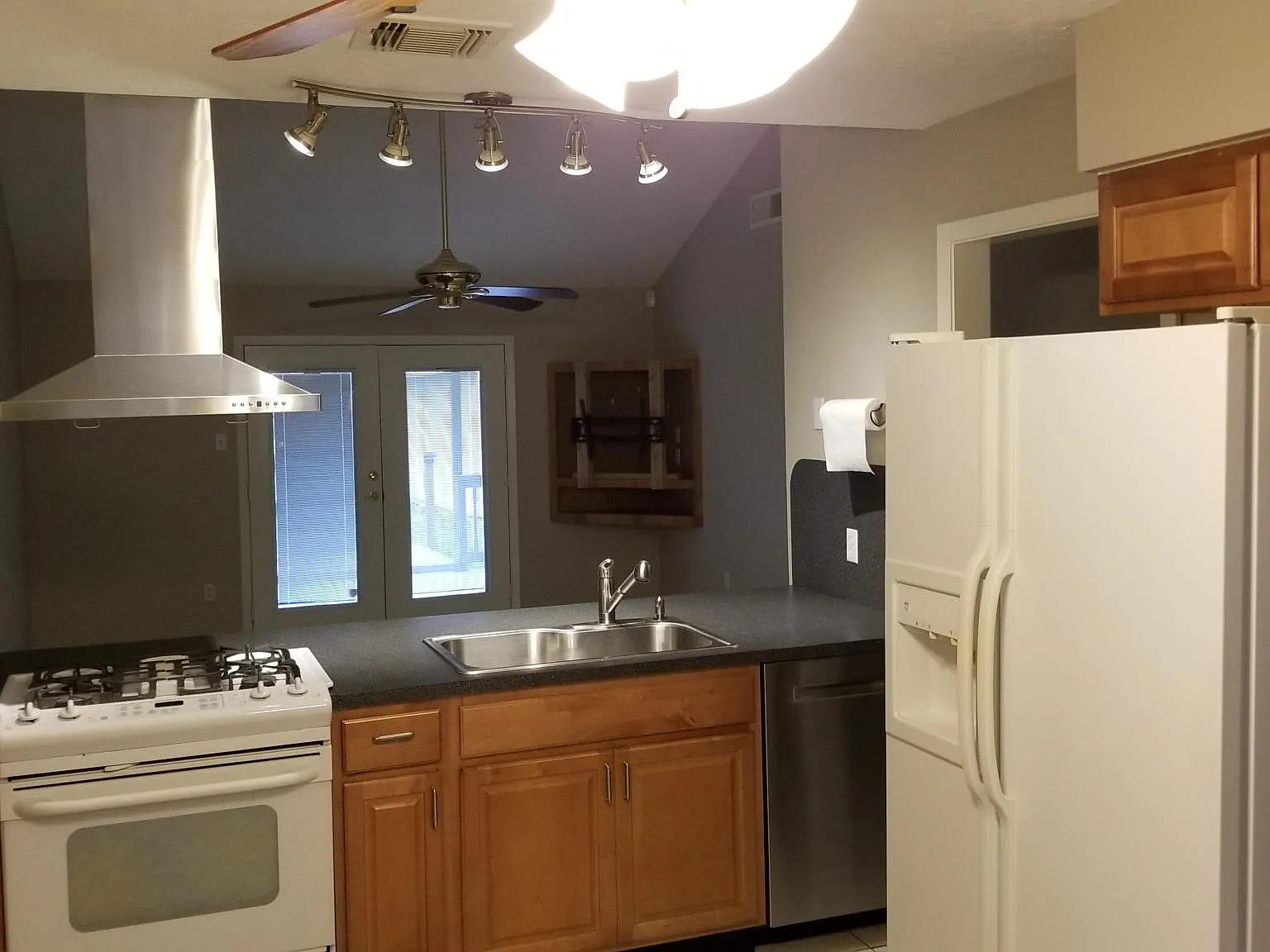 3 bed, 1159 sqft, $1,900 — Photo 4
