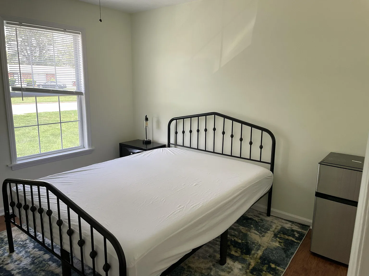 4 bed, 3.0 bath, 1827 sqft, $845 — Photo 1