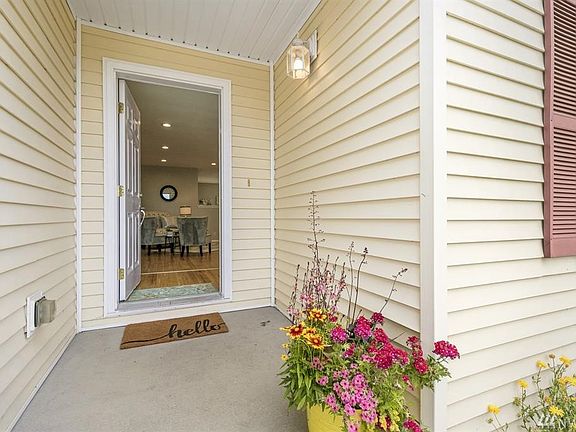 Large, covered entry porch for those less-than-sunny days!