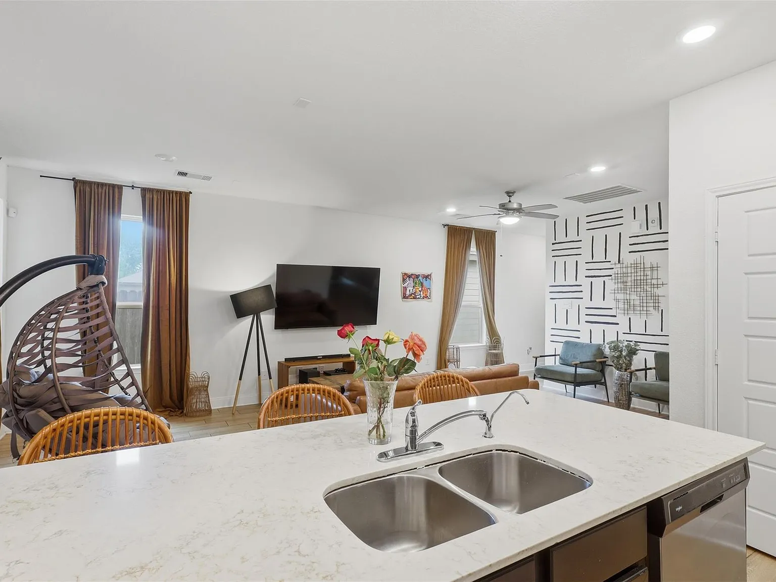 3 bed, 2.0 bath, 1368 sqft, $2,000 — Photo 4
