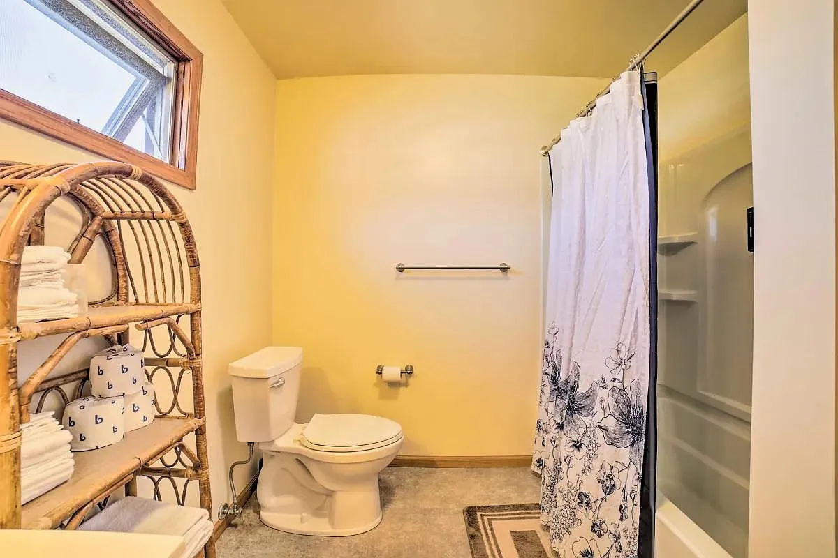 3 bed, 1.5 bath, 1224 sqft, $2,000 — Photo 2