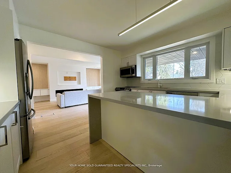36 Queen St #MAIN FLOOR — Photo 4