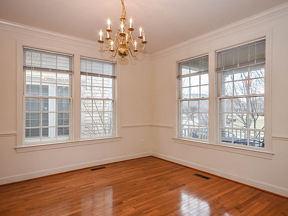 3rd image of 1023 Pleasant Cir