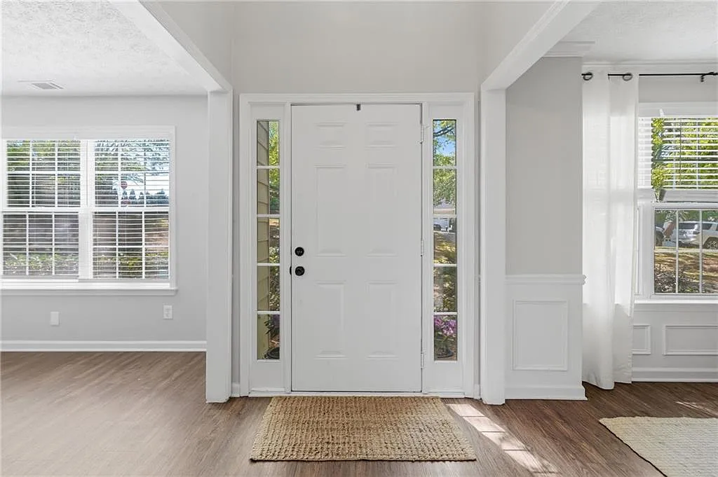 4 bed, 2.5 bath, 2541 sqft, $2,900 — Photo 2