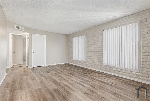 407 N Williams — Photo 3