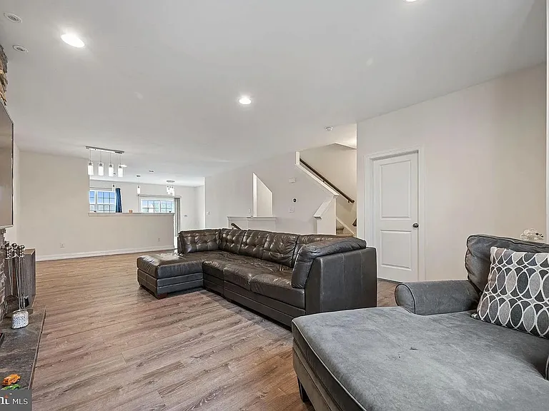 1340 Carrick Ct — Photo 5