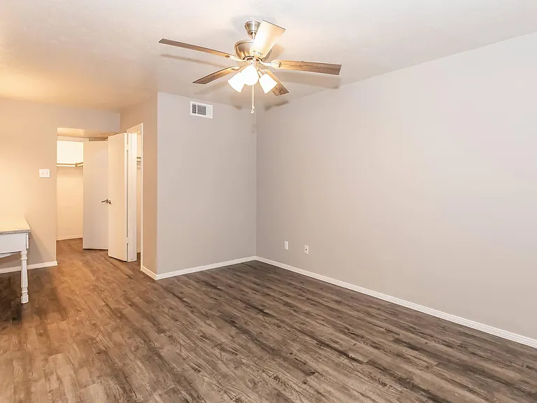 Camelot Apartments — Photo 60