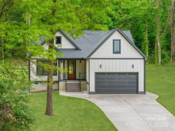 137 Halford Dr, Hendersonville, NC 28792