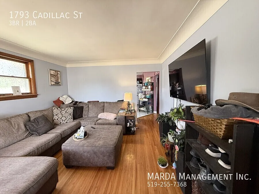 Spacious 3 Bed/2 Bath Home- Finished Basement-East Windsor + Utilities — Photo 2