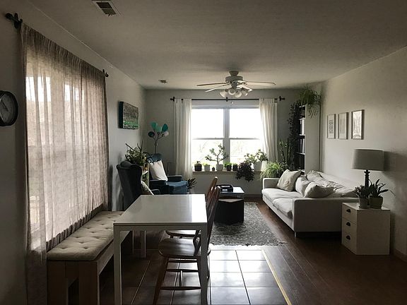 Living Room (140 sq. ft)