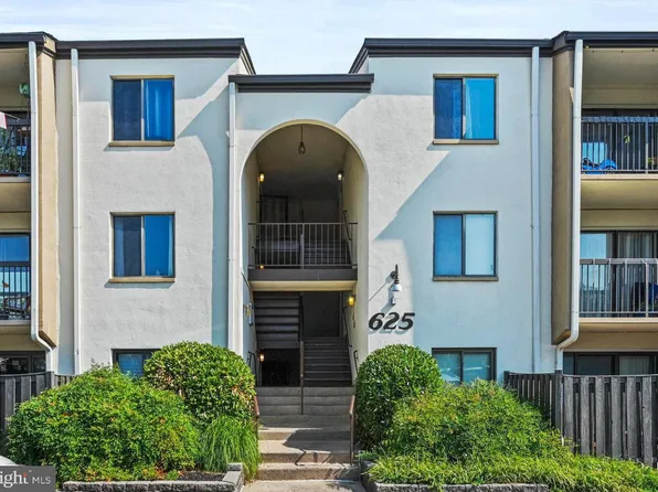 625 Center St APT T3, Herndon, VA 20170