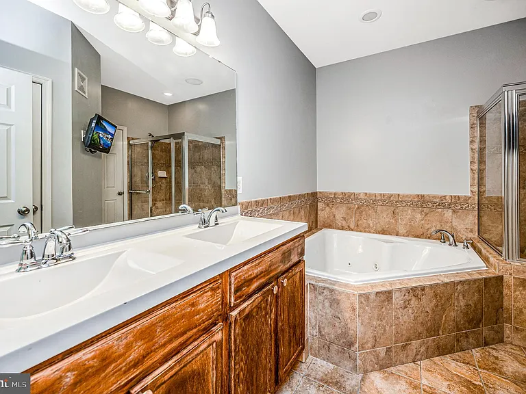 2515 Eastbourne Dr — Photo 25
